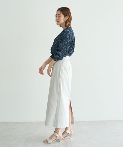YECCA VECCA(イェッカヴェッカ)の「ラインフラワー柄ギャザーブラウス(シャツ/ブラウス・レディース・アイボリー/ネイビー・FREE)」の8枚目の写真