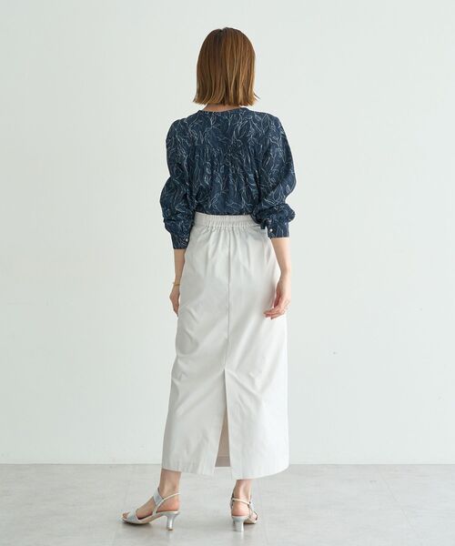 YECCA VECCA(イェッカヴェッカ)の「ラインフラワー柄ギャザーブラウス(シャツ/ブラウス・レディース・アイボリー/ネイビー・FREE)」の9枚目の写真