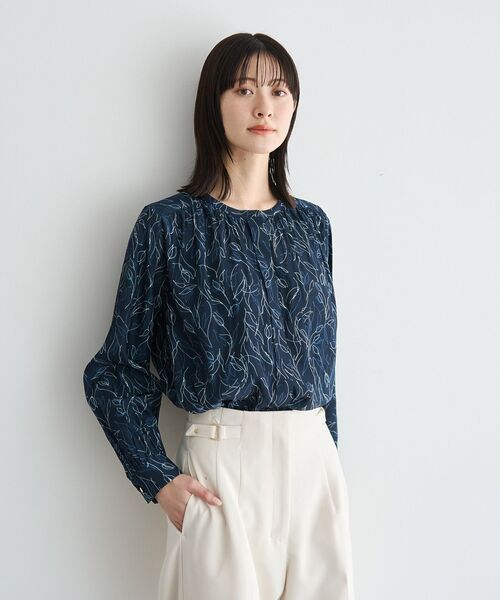 YECCA VECCA(イェッカヴェッカ)の「ラインフラワー柄ギャザーブラウス(シャツ/ブラウス・レディース・アイボリー/ネイビー・FREE)」の15枚目の写真