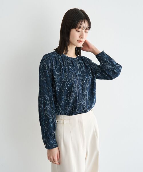 YECCA VECCA(イェッカヴェッカ)の「ラインフラワー柄ギャザーブラウス(シャツ/ブラウス・レディース・アイボリー/ネイビー・FREE)」の16枚目の写真