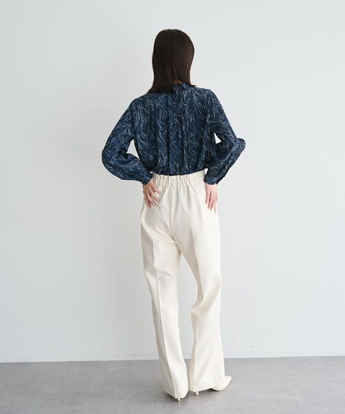 YECCA VECCA(イェッカヴェッカ)の「ラインフラワー柄ギャザーブラウス(シャツ/ブラウス・レディース・アイボリー/ネイビー・FREE)」の21枚目の写真