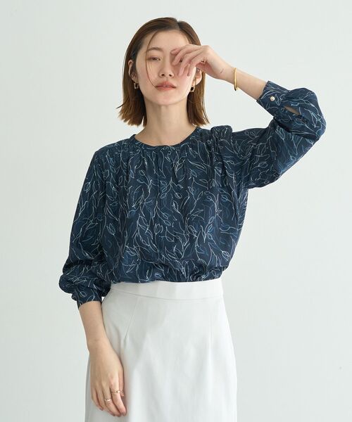 YECCA VECCA(イェッカヴェッカ)の「ラインフラワー柄ギャザーブラウス(シャツ/ブラウス・レディース・アイボリー/ネイビー・FREE)」の2枚目の写真