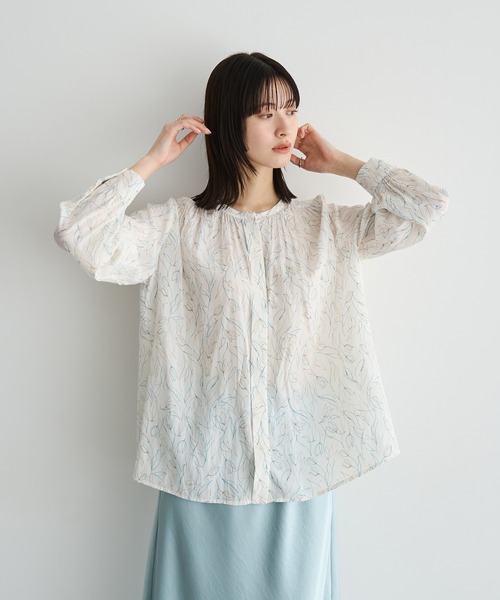 YECCA VECCA(イェッカヴェッカ)の「ラインフラワー柄ギャザーブラウス(シャツ/ブラウス・レディース・アイボリー/ネイビー・FREE)」の1枚目の写真