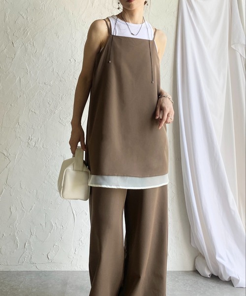 She's Closet（シーズクローゼット）の「裾シアーオーガンジー レイヤード風 キャミソール オールインワン サロペット（サロペット/オーバーオール・レディース・モカ/ブラック/チャコールグレー・FREE）」の3枚目の写真