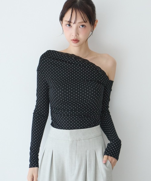 krahe(クレーエ)の「レースドッキングドット柄オフショルダートップス(Tシャツ/カットソー・レディース・ブラック/ベージュ・FREE)」の2枚目の写真