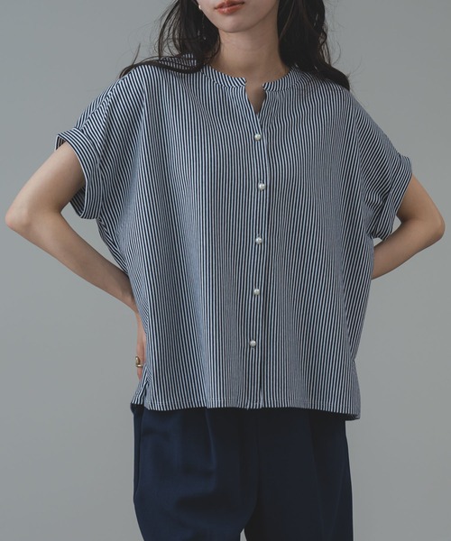 ANNA LUNA(アンナルナ)の「【ANNA LUNA】パールボタン が映える 上品 スキッパー 半袖 トップス(Tシャツ/カットソー・レディース・ブラック/ネイビー・MEDIUM)」の1枚目の写真