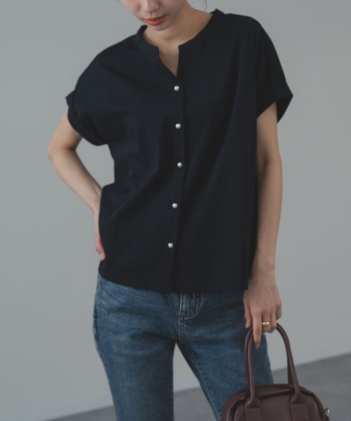 ANNA LUNA(アンナルナ)の「【ANNA LUNA】パールボタン が映える 上品 スキッパー 半袖 トップス(Tシャツ/カットソー・レディース・ブラック/ネイビー・MEDIUM)」の2枚目の写真