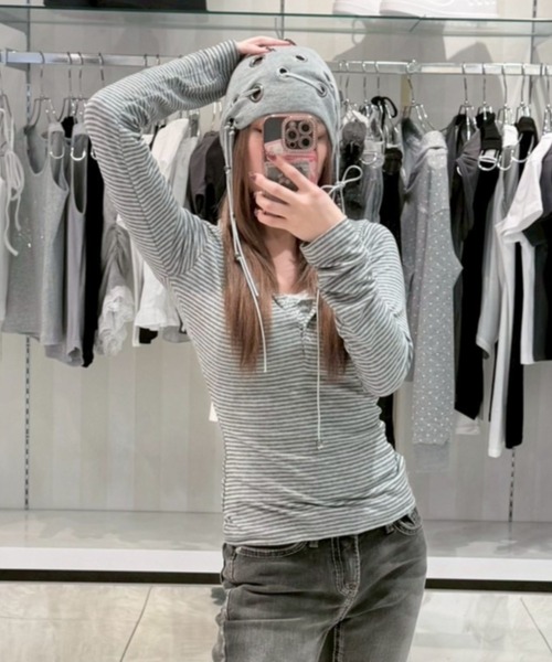 Never mind the XU / Chikashitsu+(ネバーマインド ザ エックスユー / チカシツプラス)の「【nmtc+】border tight hoodie / 【エヌエムティーシープラス】ボーダータイトフーディフード付き長袖Tシャツ(Tシャツ/カットソー・レディース・グレー/ブラック・ONE SIZE)」の1枚目の写真