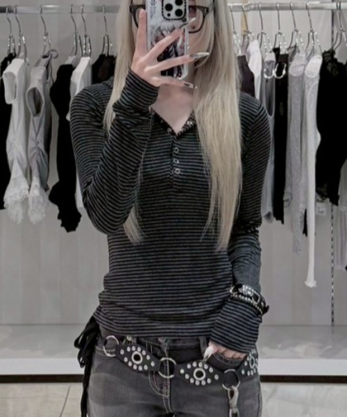 Never mind the XU / Chikashitsu+(ネバーマインド ザ エックスユー / チカシツプラス)の「【nmtc+】border tight hoodie / 【エヌエムティーシープラス】ボーダータイトフーディフード付き長袖Tシャツ(Tシャツ/カットソー・レディース・グレー/ブラック・ONE SIZE)」の2枚目の写真