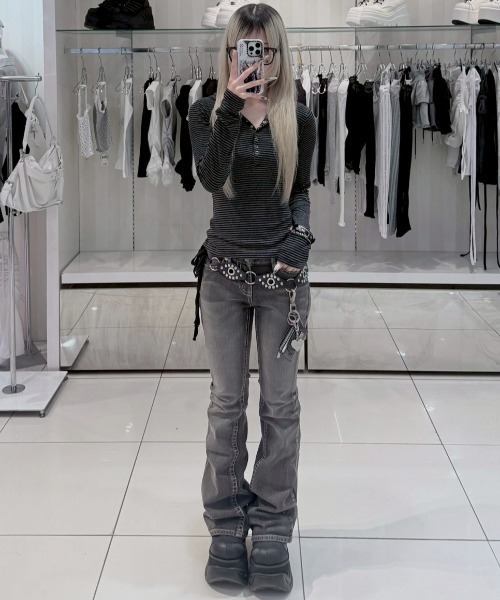 Never mind the XU / Chikashitsu+(ネバーマインド ザ エックスユー / チカシツプラス)の「【nmtc+】border tight hoodie / 【エヌエムティーシープラス】ボーダータイトフーディフード付き長袖Tシャツ(Tシャツ/カットソー・レディース・グレー/ブラック・ONE SIZE)」の4枚目の写真