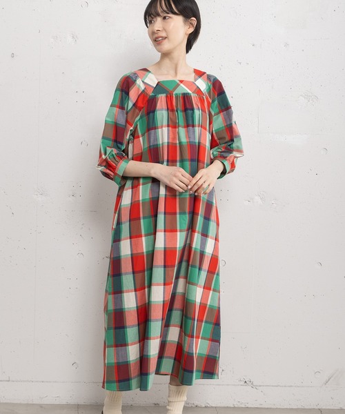 POU DOU DOU(プードゥドゥ)の「スクエアチェックスクエアネックワンピース(ワンピース・レディース・ブルー/ピンク/レッド・3)」の11枚目の写真