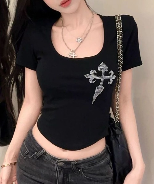 lilful（リルフル）の「【26年春夏新作】ラインストーンUネックスリム半袖Tシャツ（Tシャツ/カットソー・レディース・ブラック/ホワイト・M/S）」の2枚目の写真
