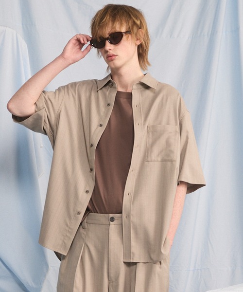 MAISON SPECIAL(メゾンスペシャル)の「《UNISEX》Airy Striped Gabardine Prime-Over Short-sleeved Shirt/エアリーストライプギャバジンプライムオーバーショートスリーブシャツ【MAISON SPECIAL/メゾンスペシャル】■セットアップ対応■(シャツ/ブラウス・メンズ・チャコールグレー/グレイッシュベージュ/ブラック・2/1/0)」の1枚目の写真