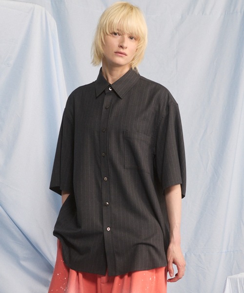 MAISON SPECIAL(メゾンスペシャル)の「《UNISEX》Airy Striped Gabardine Prime-Over Short-sleeved Shirt/エアリーストライプギャバジンプライムオーバーショートスリーブシャツ【MAISON SPECIAL/メゾンスペシャル】■セットアップ対応■(シャツ/ブラウス・メンズ・チャコールグレー/グレイッシュベージュ/ブラック・2/1/0)」の3枚目の写真