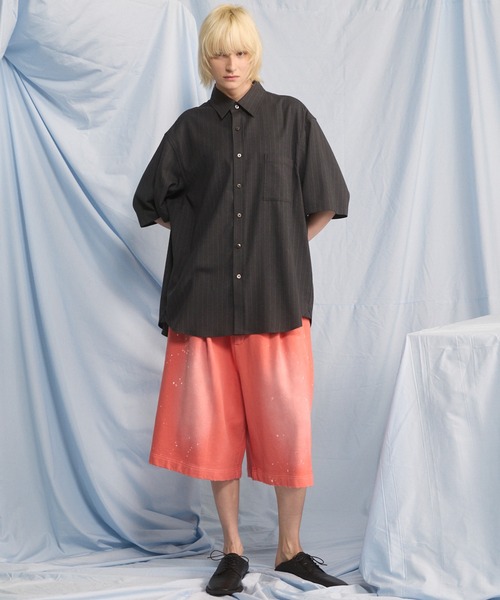 MAISON SPECIAL(メゾンスペシャル)の「《UNISEX》Airy Striped Gabardine Prime-Over Short-sleeved Shirt/エアリーストライプギャバジンプライムオーバーショートスリーブシャツ【MAISON SPECIAL/メゾンスペシャル】■セットアップ対応■(シャツ/ブラウス・メンズ・チャコールグレー/グレイッシュベージュ/ブラック・2/1/0)」の4枚目の写真
