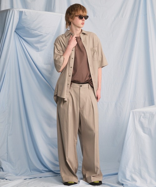 MAISON SPECIAL(メゾンスペシャル)の「《UNISEX》Airy Striped Gabardine Prime-Over Short-sleeved Shirt/エアリーストライプギャバジンプライムオーバーショートスリーブシャツ【MAISON SPECIAL/メゾンスペシャル】■セットアップ対応■(シャツ/ブラウス・メンズ・チャコールグレー/グレイッシュベージュ/ブラック・2/1/0)」の5枚目の写真