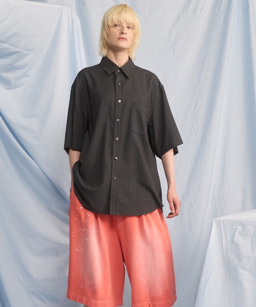MAISON SPECIAL(メゾンスペシャル)の「《UNISEX》Airy Striped Gabardine Prime-Over Short-sleeved Shirt/エアリーストライプギャバジンプライムオーバーショートスリーブシャツ【MAISON SPECIAL/メゾンスペシャル】■セットアップ対応■(シャツ/ブラウス・メンズ・チャコールグレー/グレイッシュベージュ/ブラック・2/1/0)」の7枚目の写真