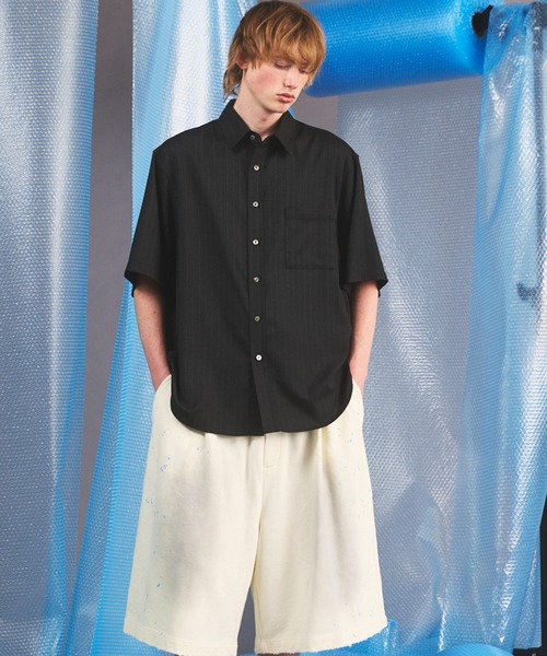 MAISON SPECIAL(メゾンスペシャル)の「《UNISEX》Airy Striped Gabardine Prime-Over Short-sleeved Shirt/エアリーストライプギャバジンプライムオーバーショートスリーブシャツ【MAISON SPECIAL/メゾンスペシャル】■セットアップ対応■(シャツ/ブラウス・メンズ・チャコールグレー/グレイッシュベージュ/ブラック・2/1/0)」の13枚目の写真
