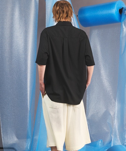 MAISON SPECIAL(メゾンスペシャル)の「《UNISEX》Airy Striped Gabardine Prime-Over Short-sleeved Shirt/エアリーストライプギャバジンプライムオーバーショートスリーブシャツ【MAISON SPECIAL/メゾンスペシャル】■セットアップ対応■(シャツ/ブラウス・メンズ・チャコールグレー/グレイッシュベージュ/ブラック・2/1/0)」の15枚目の写真