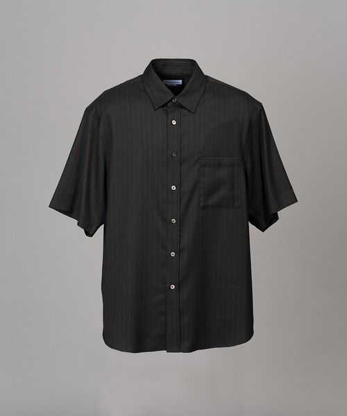 MAISON SPECIAL(メゾンスペシャル)の「《UNISEX》Airy Striped Gabardine Prime-Over Short-sleeved Shirt/エアリーストライプギャバジンプライムオーバーショートスリーブシャツ【MAISON SPECIAL/メゾンスペシャル】■セットアップ対応■(シャツ/ブラウス・メンズ・チャコールグレー/グレイッシュベージュ/ブラック・2/1/0)」の16枚目の写真