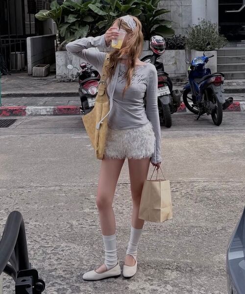 LETERIE(レテリー)の「LETTERING OFF-SHOULDER TIE LONG SLEEVE_GREY(Tシャツ/カットソー・レディース・ライトグレー・FREE)」の4枚目の写真