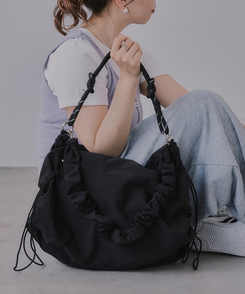 210nouve（トゥージュヌーブ）の「コード ストラップ カラー ショルダーバッグ（ショルダーバッグ・レディース・イエロー/ピンク/ブラック/グレー・FREE）」の2枚目の写真