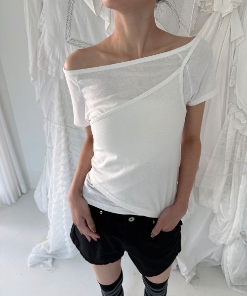 4INT.（フォイント）の「配色 アシンメトリー キャミソール クロップド 半袖 Tシャツ 2ピースセット（Tシャツ/カットソー・レディース・チャコール/ブラック/ホワイト・FREE）」の2枚目の写真