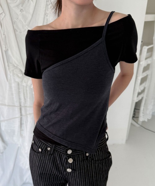 4INT.（フォイント）の「配色 アシンメトリー キャミソール クロップド 半袖 Tシャツ 2ピースセット（Tシャツ/カットソー・レディース・チャコール/ブラック/ホワイト・FREE）」の3枚目の写真