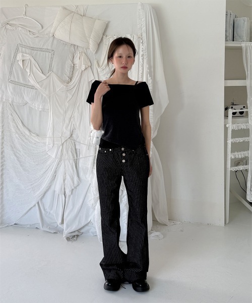 4INT.（フォイント）の「配色 アシンメトリー キャミソール クロップド 半袖 Tシャツ 2ピースセット（Tシャツ/カットソー・レディース・チャコール/ブラック/ホワイト・FREE）」の4枚目の写真