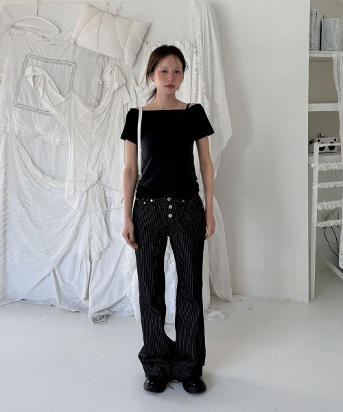 4INT.（フォイント）の「配色 アシンメトリー キャミソール クロップド 半袖 Tシャツ 2ピースセット（Tシャツ/カットソー・レディース・チャコール/ブラック/ホワイト・FREE）」の5枚目の写真