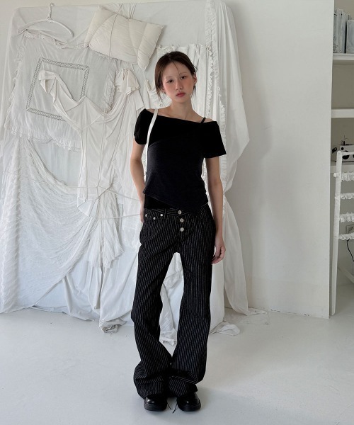 4INT.（フォイント）の「配色 アシンメトリー キャミソール クロップド 半袖 Tシャツ 2ピースセット（Tシャツ/カットソー・レディース・チャコール/ブラック/ホワイト・FREE）」の7枚目の写真