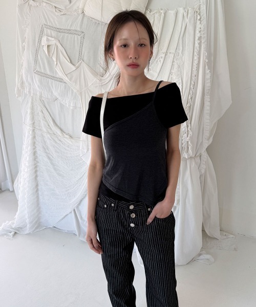 4INT.（フォイント）の「配色 アシンメトリー キャミソール クロップド 半袖 Tシャツ 2ピースセット（Tシャツ/カットソー・レディース・チャコール/ブラック/ホワイト・FREE）」の8枚目の写真