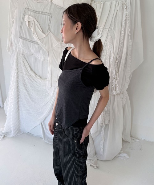 4INT.（フォイント）の「配色 アシンメトリー キャミソール クロップド 半袖 Tシャツ 2ピースセット（Tシャツ/カットソー・レディース・チャコール/ブラック/ホワイト・FREE）」の10枚目の写真