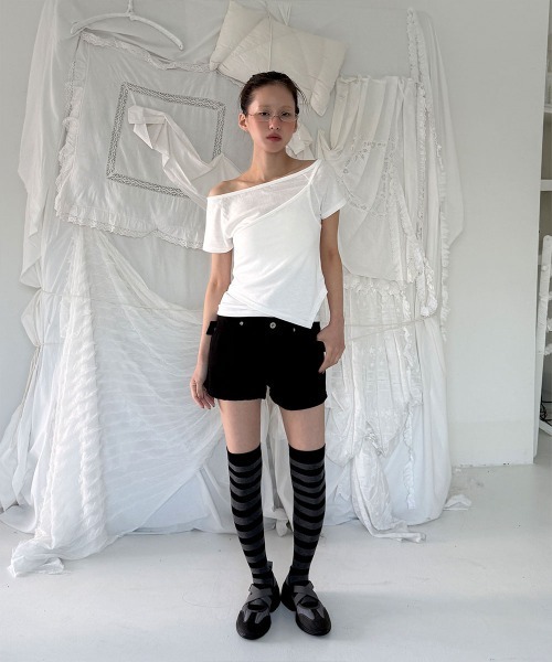4INT.（フォイント）の「配色 アシンメトリー キャミソール クロップド 半袖 Tシャツ 2ピースセット（Tシャツ/カットソー・レディース・チャコール/ブラック/ホワイト・FREE）」の16枚目の写真