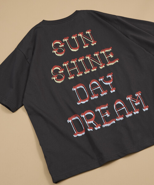 FREAK'S STORE(フリークスストア)の「GREENROOM GALLERY × FREAK'S STORE / グリーンルームギャラリー 別注 Matthew Allen 半袖Tシャツ(Tシャツ/カットソー・メンズ・ベージュ/ホワイト/チャコールグレー・MEDIUM/LARGE)」の2枚目の写真