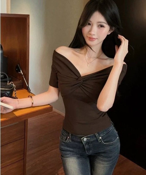 NoBelle(ノベル)の「フロントリボン風トップス クラシカルエルフカットソーオフショルダー(Tシャツ/カットソー・レディース・ホワイト/ブラウン/グレー/ブラック・FREE)」の4枚目の写真