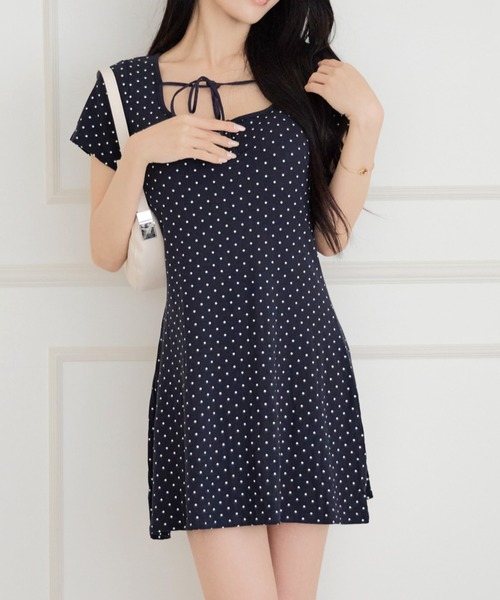 ALLuRing ChaRm(アリュリングチャーム)の「【カップ付き】Round Neck Ribbon Dot Mini Dress / ラウンドネックリボンドットミニワンピース(ワンピース・レディース・ホワイト/ブラック/ネイビー・FREE)」の3枚目の写真