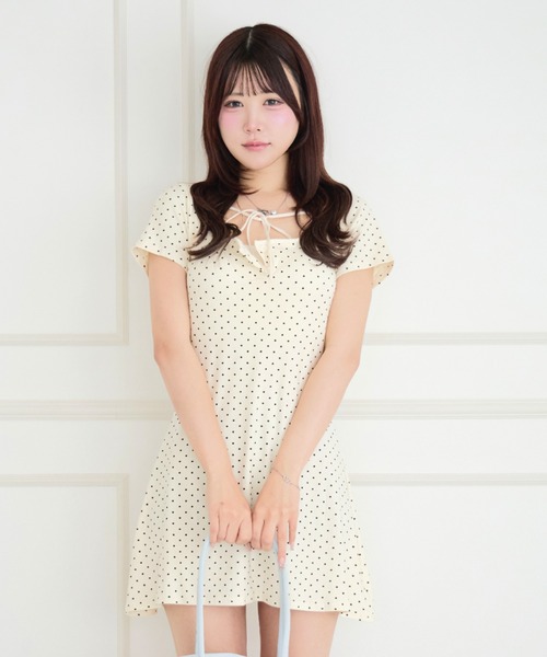 ALLuRing ChaRm(アリュリングチャーム)の「【カップ付き】Round Neck Ribbon Dot Mini Dress / ラウンドネックリボンドットミニワンピース(ワンピース・レディース・ホワイト/ブラック/ネイビー・FREE)」の5枚目の写真
