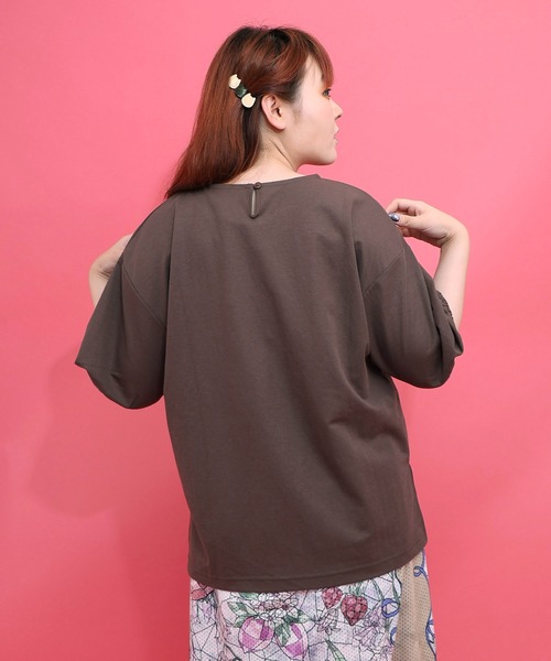 ScoLar(スカラー)の「162703:熱帯花柄 袖ギャザー入りTシャツ(Tシャツ/カットソー・レディース・ブラック/レッド/ブラウン/オフホワイト・M)」の18枚目の写真