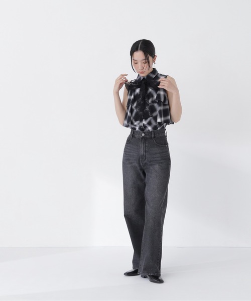 NATURAL BEAUTY BASIC(ナチュラルビューティーベーシック)の「ワイドストレートデニムパンツ(デニムパンツ・レディース・ブラック/ブルー/ライトブルー・X-SMALL/SMALL/MEDIUM/LARGE)」の11枚目の写真