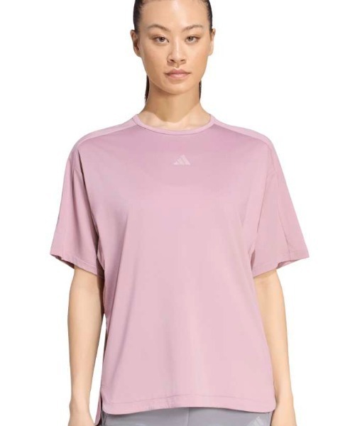 adidas(アディダス)の「アディダス adidas トレーニング エッセンシャルズ プラス ルーズフィット ミッドレギュラー レングス 半袖Tシャツ(Tシャツ/カットソー・レディース・スモークピンク/ブラック・M/XL/L)」の1枚目の写真