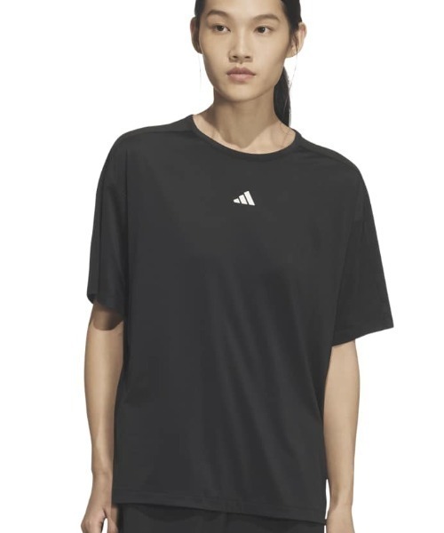 adidas(アディダス)の「アディダス adidas トレーニング エッセンシャルズ プラス ルーズフィット ミッドレギュラー レングス 半袖Tシャツ(Tシャツ/カットソー・レディース・スモークピンク/ブラック・M/XL/L)」の2枚目の写真