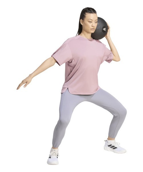 adidas(アディダス)の「アディダス adidas トレーニング エッセンシャルズ プラス ルーズフィット ミッドレギュラー レングス 半袖Tシャツ(Tシャツ/カットソー・レディース・スモークピンク/ブラック・M/XL/L)」の4枚目の写真
