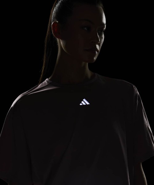 adidas(アディダス)の「アディダス adidas トレーニング エッセンシャルズ プラス ルーズフィット ミッドレギュラー レングス 半袖Tシャツ(Tシャツ/カットソー・レディース・スモークピンク/ブラック・M/XL/L)」の7枚目の写真