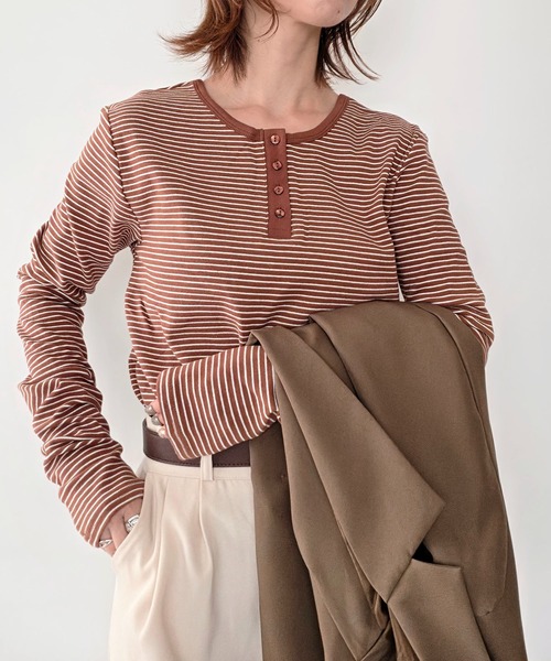 styiro（スタイロ）の「【8色展開】前後2WAY ヘンリーネック細ボーダーロンT 26AW新作 秋服 冬服 レイヤード 紅葉 お出かけ（Tシャツ/カットソー・レディース・イエロー/ピンク/オートミール/ブラウン/チャコールグレー/ホワイト/ネイビー/ブラック・FREE）」の4枚目の写真