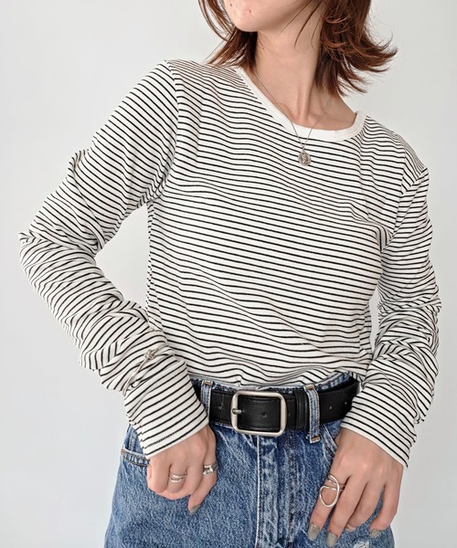 styiro（スタイロ）の「【8色展開】前後2WAY ヘンリーネック細ボーダーロンT 26AW新作 秋服 冬服 レイヤード 紅葉 お出かけ（Tシャツ/カットソー・レディース・イエロー/ピンク/オートミール/ブラウン/チャコールグレー/ホワイト/ネイビー/ブラック・FREE）」の2枚目の写真