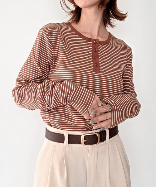 styiro（スタイロ）の「【8色展開】前後2WAY ヘンリーネック細ボーダーロンT 26AW新作 秋服 冬服 レイヤード 紅葉 お出かけ（Tシャツ/カットソー・レディース・イエロー/ピンク/オートミール/ブラウン/チャコールグレー/ホワイト/ネイビー/ブラック・FREE）」の16枚目の写真