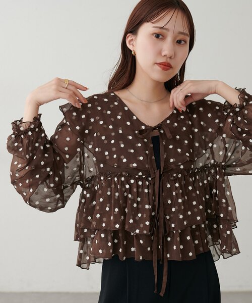 DISCOAT（ディスコート）の「小花柄前リボンラッフルブラウス（シャツ/ブラウス・レディース・ブラック/ブラウン/アイボリー・FREE）」の3枚目の写真