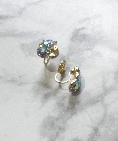 yu-ka(ユーカ)の「YU-KA:3連ストーンイヤリング Triple-stone earrings(イヤリング・レディース・ゴールド・FREE)」の3枚目の写真