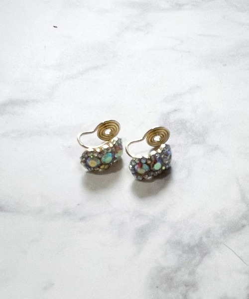 yu-ka(ユーカ)の「YU-KA:3連ストーンイヤリング Triple-stone earrings(イヤリング・レディース・ゴールド・FREE)」の4枚目の写真
